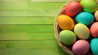 Боядисайте първите две яйца червени