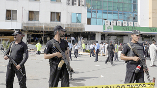 Самоубийствен атентат в пакистанска банка