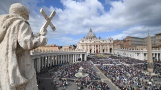 Всяка година католиците по света даряват десетки милиони на папата