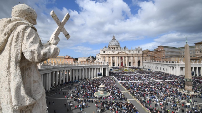 Всяка година католиците по света даряват десетки милиони на папата.