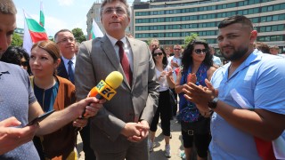 Нормалността се възстановява чрез диалог а не чрез омраза и