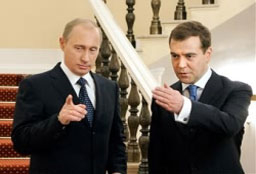 Руснаците предпочитат Путин пред Медведев