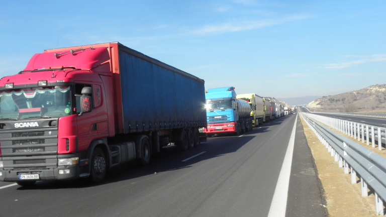 Три километрова колона от автомобили изчаква на българо-гръцката граница на