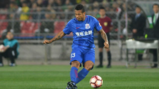 Халфът на китайския Шанхай Шенхуа Фреди Гуарин се моли на