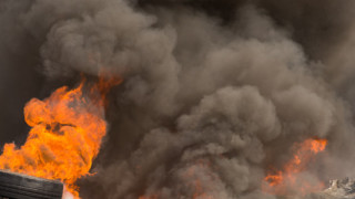 Малък цех за хидроизолации изгоря до основи в Русе съобщава