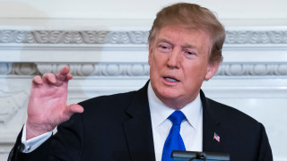 Бившият шеф на централната банка на САЩ остро критикува икономическите