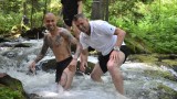  Играчите на Локомотив с възстановяващо занятие в ледени води 