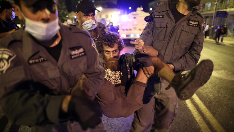 Израелската полиция използва водни оръдия за разпръскване на протестиращи в