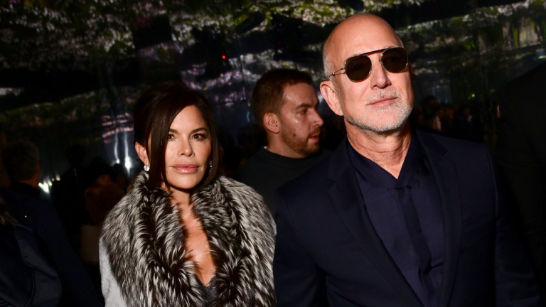 Звездни гости, разкошни рокли и закъснение на Риана: акценти от колекцията "висша мода" на Dior