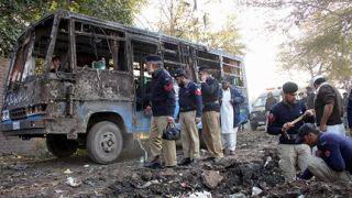 Крайпътна бомба за училищен автобус в Пакистан