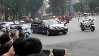 Ким Чен-ун получил два бронирани автомобила "Мерцедес" въпреки санкциите