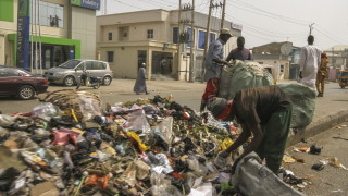 30 души са убити в неделя вечерта при троен самоубийствен