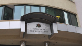 На специална пресконференция председателят на КФН Васил Големански и заместникът