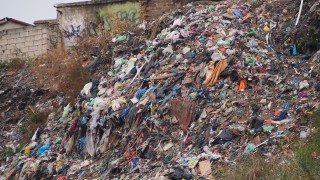 Почиства се незаконното сметище в циганската махала Максуда във Варна