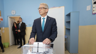 Премиерът акад Николай Денков упражни правото си на вот в