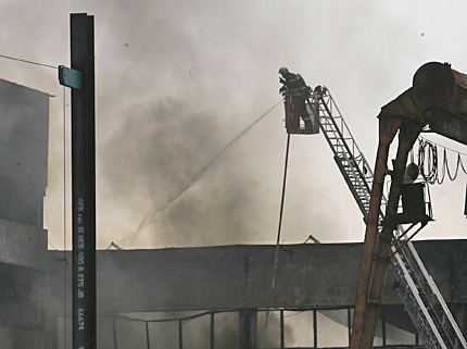 30 огнеборци гасиха пожар в завод за стиропор в „Дружба”