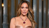 Jennifer Lopez au défilé Schiaparelli dans un manteau unique fait de feuilles de rose