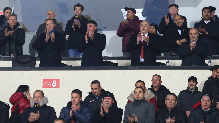 Министърът на младежта и спорта - Красен Кралев гледа важния мач в компанията на президента на БФС - Борислав Михайлов.