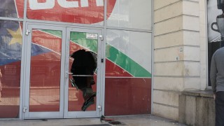 Пиян вандал счупил вратата на редакцията на "Дума"