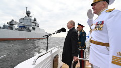 Флотът и авиацията на Русия демонстрират военна мощ край Санкт Петербург