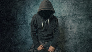 Тийнейджъри на 18 години пребиха и ограбиха жена в Лом Двама