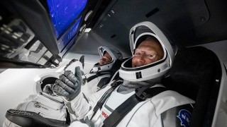 Астронавтите на NASA успешно се приводниха с „Дракона” на SpaceX