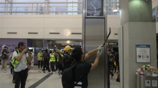 Протестиращите в Хонконг затварят пътищата до летището