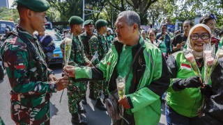 Индонезийската полиция използва сълзотворен газ срещу протестиращи в близост до