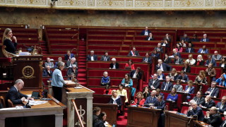 Френският премиер Елизабет Борн и нейното правителство оцеляха в понеделник