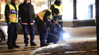 Шведската полиция нахлу в апартамента на нападателя с нож