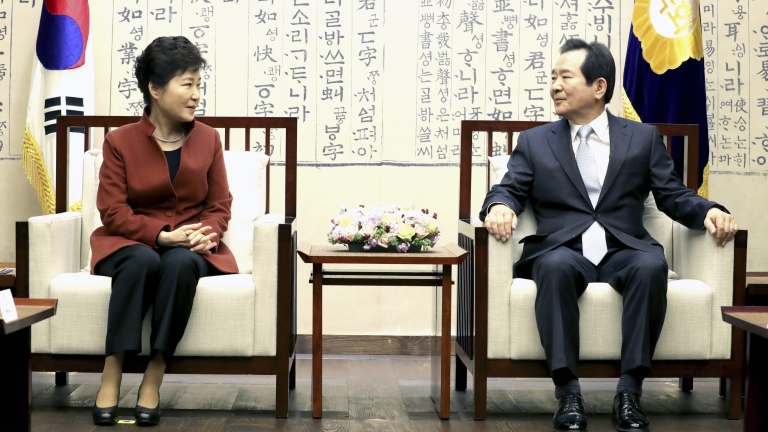 Президентът на Южна Корея с отстъпки, предложи на опозицията да избере премиер 