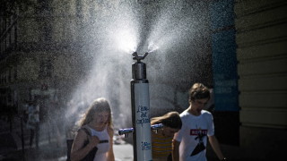 Слух стресна Париж: Водата била радиоактивна