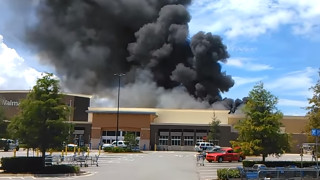 Tesla и Walmart се споразумяха за горящите слънчеви панели