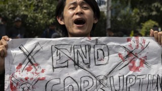 Най малко 19 души в два града загинаха в понеделник при