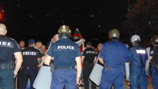 Напрежението в Асеновград ескалира снощи Протестиращите тръгнали на шествие към