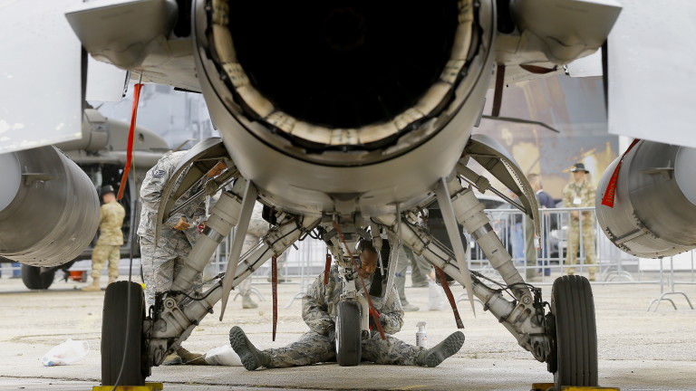 Първата партида изтребители F-16 се планира да бъде прехвърлена в