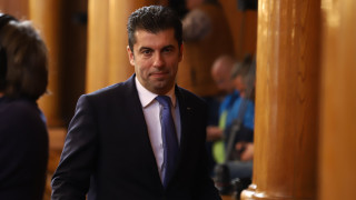 Кирил Петков влиза в съдебната зала за да опровергае една