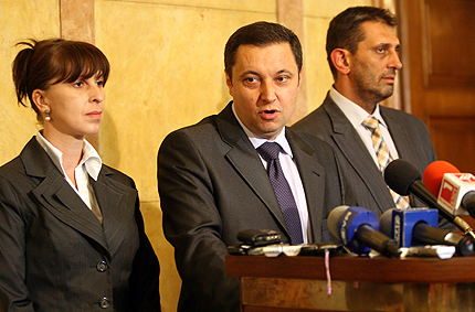 Парламентът да спре работа за два месеца, поиска Янев