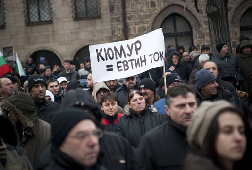 Близо 200 миньори "посъветваха" Плевнелиев да не пита съда за ВЕИ таксата