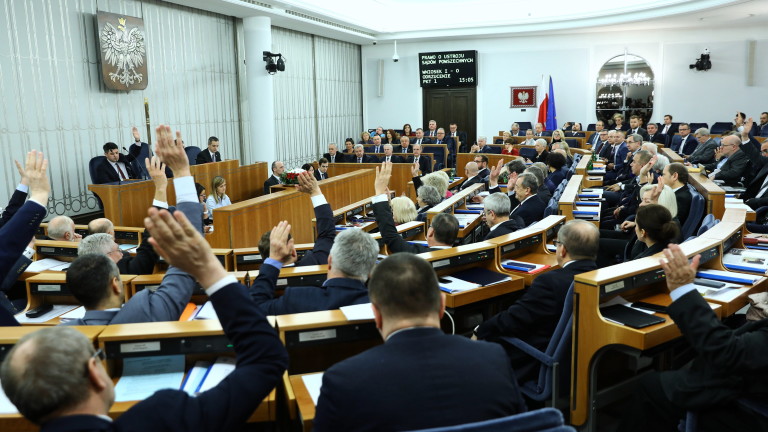 Полският опозиционен сенат отхвърли в петък новият закон, който би