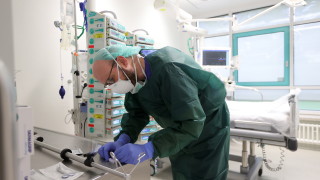 Полша увеличава заплатите на медиците на първа линия със 100 %