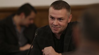 Депутатът от Продължаваме промяната Христо Петров зададе въпрос към служебния