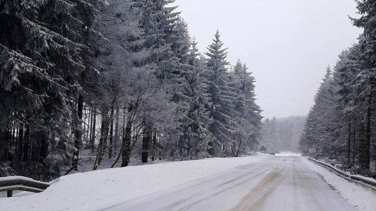 Стотици домакинства във Враца и Монтана на тъмно заради снега 