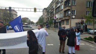 Медиците от синдикат "Защита" блокираха бул. "Пенчо Славейков"