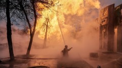 Гори небостъргач в Киев. В града са чути експлозии