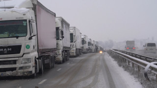 Продължават километричните опашки от камиони на ГКПП Капитан Андреево През