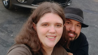 Тази семейна двойка може би трудно се гледа очи в