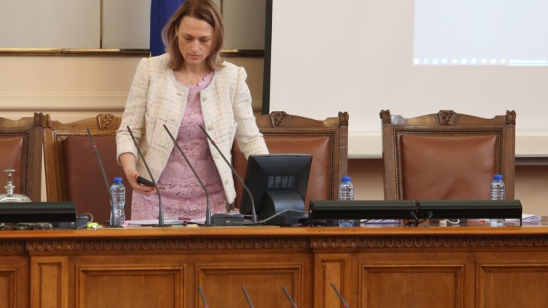 Председателят на 46-о Народно събрание Ива Митева се оплака пред