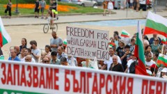 Протестиращи срещу еврото в София нападнаха журналисти от БНТ