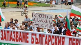Протестиращи срещу еврото нападнаха екипа на Българската национална телевизия по
